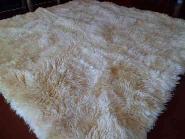 cómo limpiar una alfombra de piel de oveja