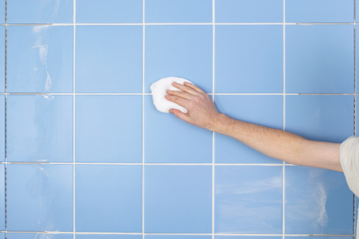 Limpiar azulejos baño