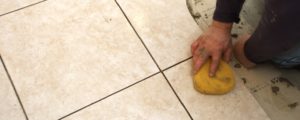 Cómo limpiar un suelo de gres muy sucio