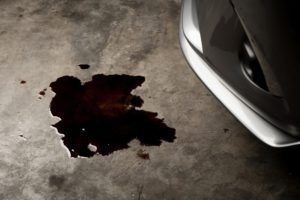 Quitar manchas de aceite en suelos porosos