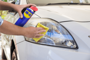 Cómo limpiar los faros del coche