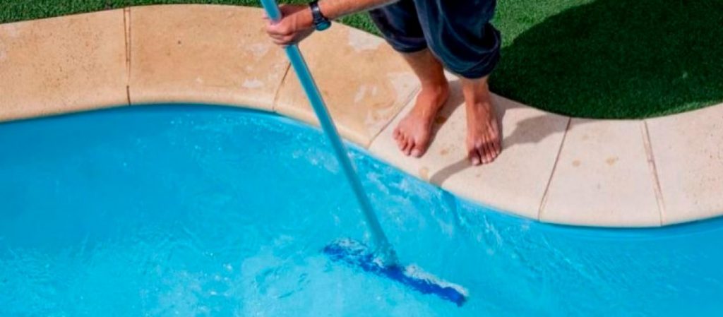 Limpiar fondo piscina