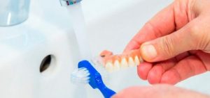 Cómo limpiar dentadura postiza