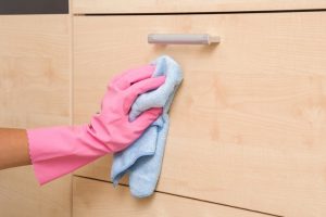 Cómo limpiar los muebles de cocina de madera