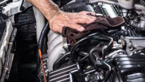Cómo limpiar el motor de un coche
